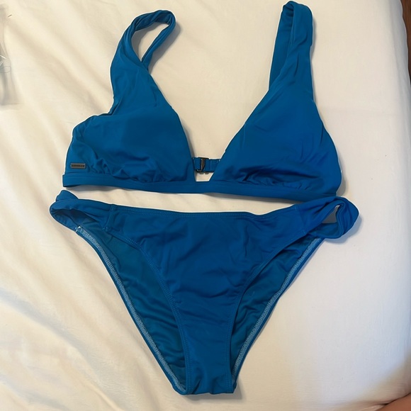 Bikini - Picture 1 of 2